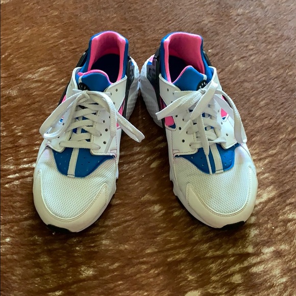 Nike Shoes - Nike Huarache Run